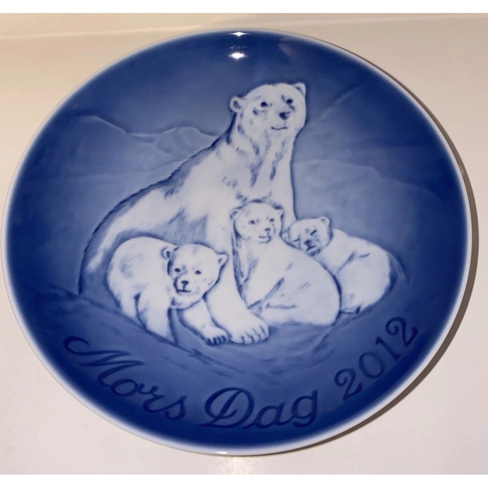 Bing & Grondahl Denmark Mother's Day 2012 Polar Bear & Cubs Plate